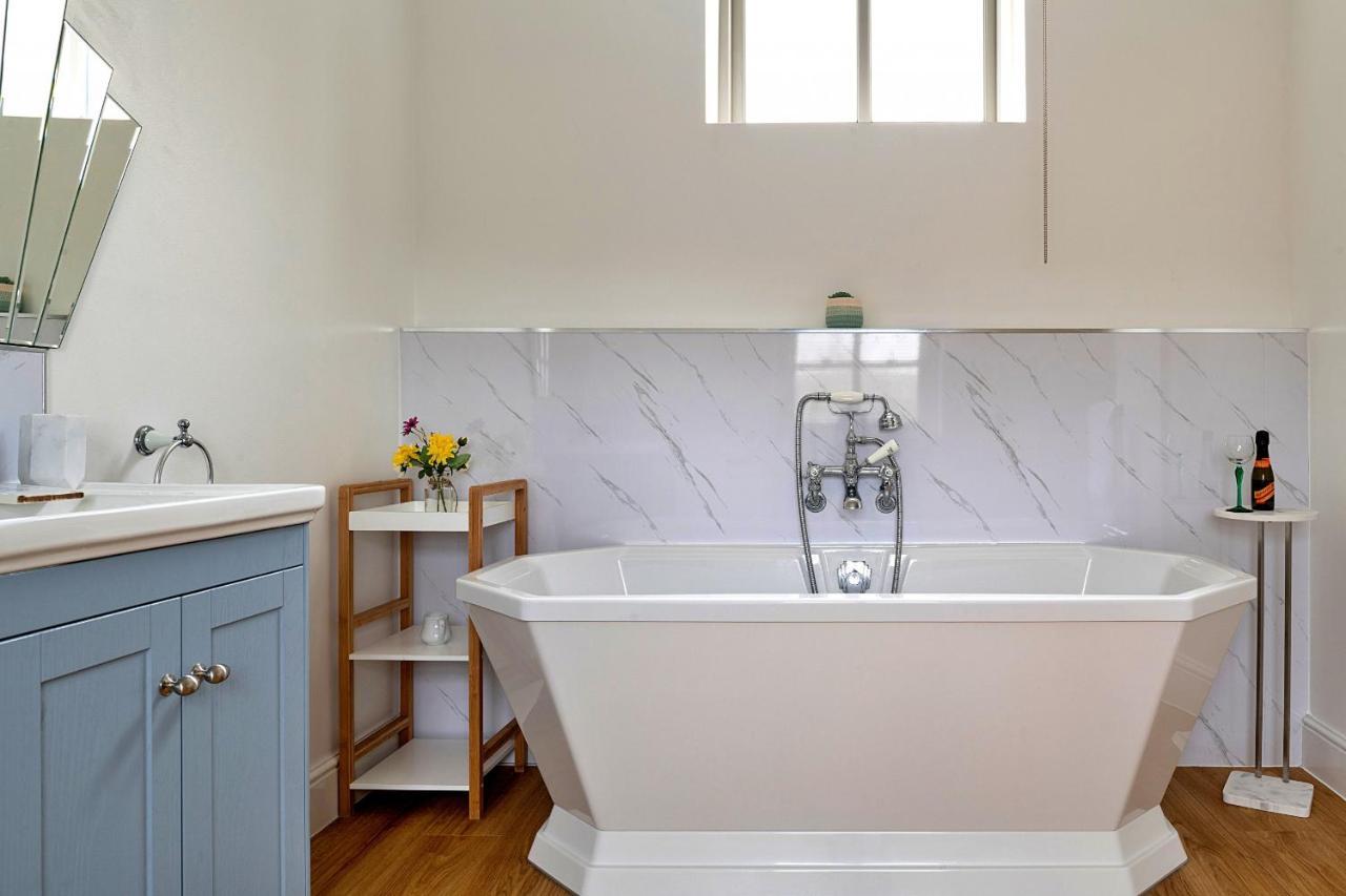 Finest Retreats - Moelis Granary - Luxury Cottage With Hot Tub Llandrillo Esterno foto